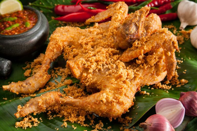 Ayam goreng legendaris Jogja dengan kremes renyah, kuliner ikonik Yogyakarta