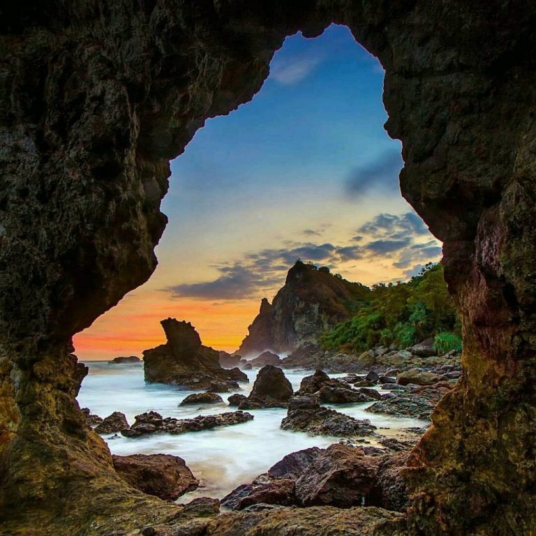 Pantai Watu Lumbung
