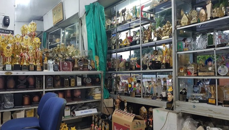 Rekomendasi Jasa Bikin Plakat, Piala, Trophy, dan Medali di Jogja