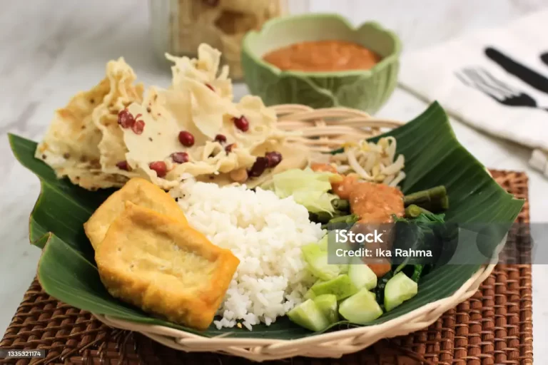 Nasi pecel, salah satu rekomendasi kuliner jadul di Jogja. Foto: pixabay