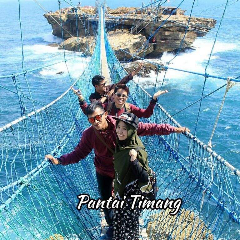 Pantai Timang, salah satu wisata unik di Jogja. Foto: instagram @wisatajogjarepost