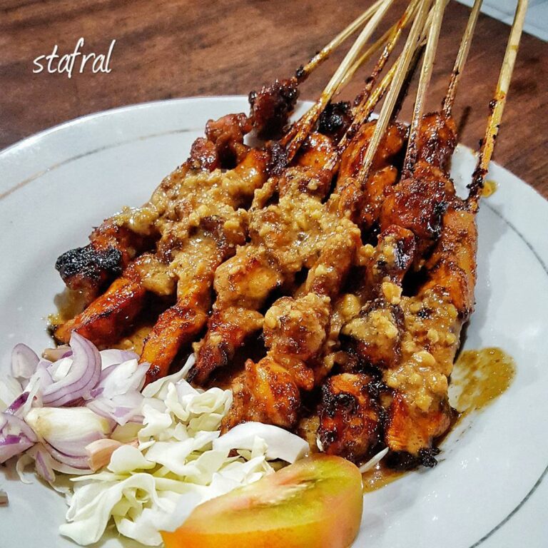 Sate Samirono, salah satu kuliner legend di Jogja. Foto: instagram @stanzazone