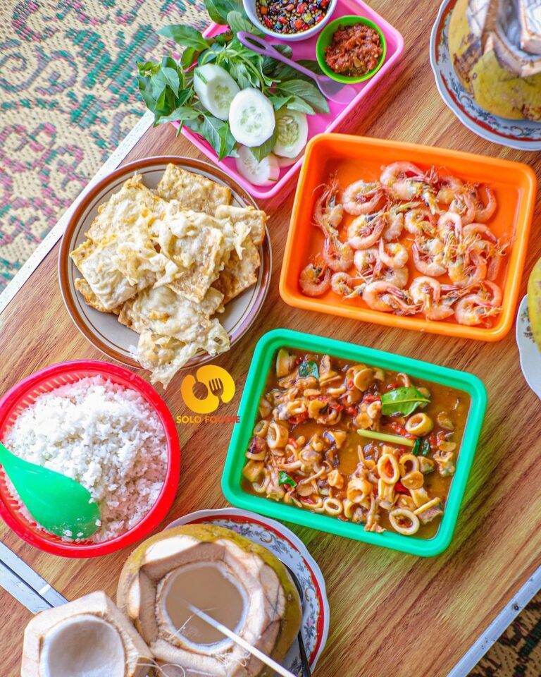 Wisata kuliner di pantai Depok berupa makanan laut. Foto: instagram @solo.foodie