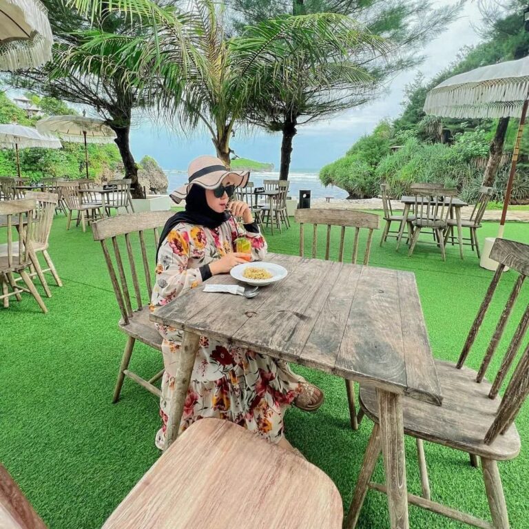 kafe De Slili, rekomendasi nongkrong dengan view laut lepas. Foto: instagram @Cafedeslili