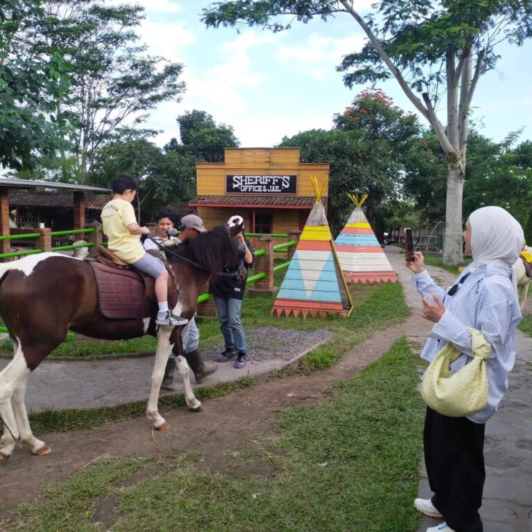 Keseruan bermain di Agrowisata Bhumi Merapi. Foto: instagram @agrowisatabhumimerapi