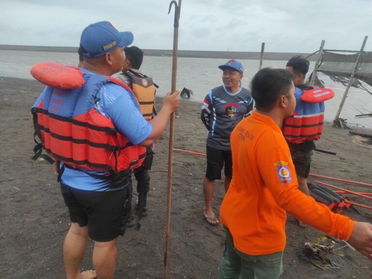 Tim SAR saat mencari keberadaan wisatawan yang terseret ombak Pantai Parangtritis. Foto: SAR Parangtritis.