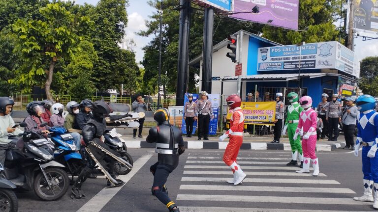 Potret ‘Power Rangers’ Turun ke Jalan di Sleman Minta Pengendara Tertib Berlalulintas