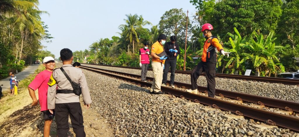 Polisi melakukan olah TKP kasus petani tertabrak KA di Kulon Progo.