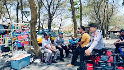 Polisi Jogja saat meminta wisatawan tak mandi di laut. Foto: Polres Bantul