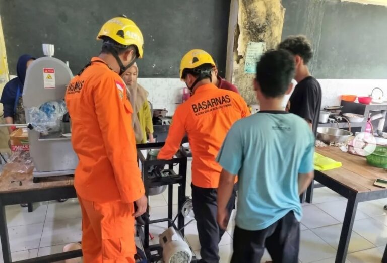 Ngerii…Tangan Karyawan di Sleman Masuk ke Mesin Penggilingan Daging Saat Bekerja