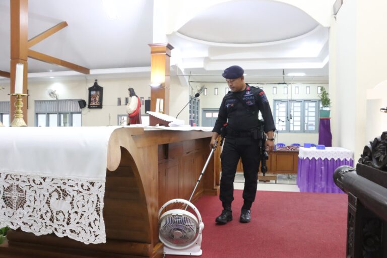 Jelang Perayaan Natal, Polres Kulonprogo Melaksanakan Pengecekan dan Sterilisasi di Beberapa Gereja