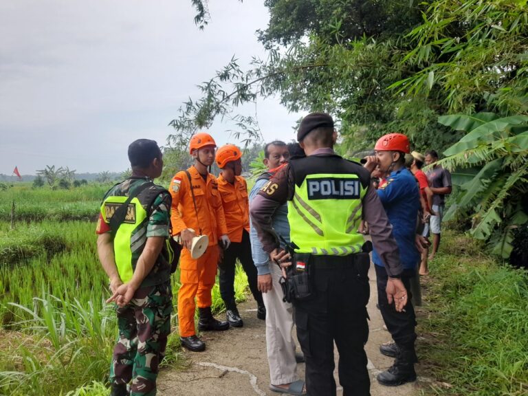Bikin Heboh!! Warga Kulon Progo Nekat Panjat Tower Tanpa Alasan Jelas, Bersedia Turun Usai Dibujuk Petugas Gabungan