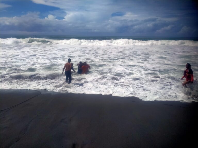Kapal Nelayan di Kulon Progo Terbalik Gihantam Ombak, Satu Orang Tewas Satu Hilang