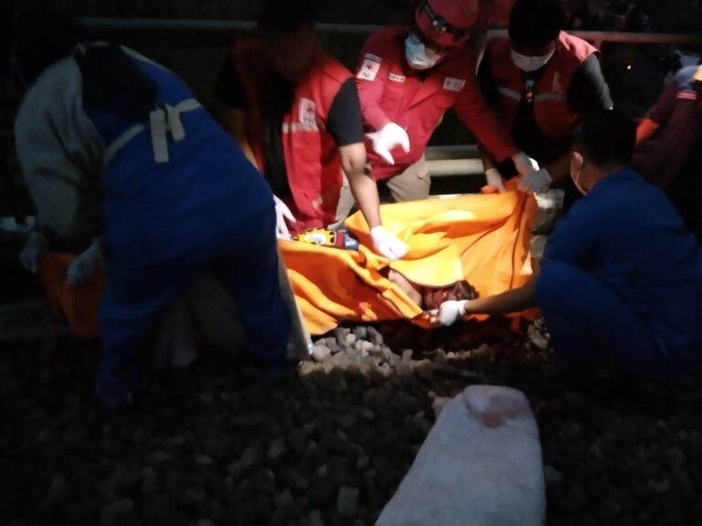 Ngeri…Pelajar di Kulon Progo Tewas Tertabrak Kereta Api Saat Nongkrong di Tepi Rel