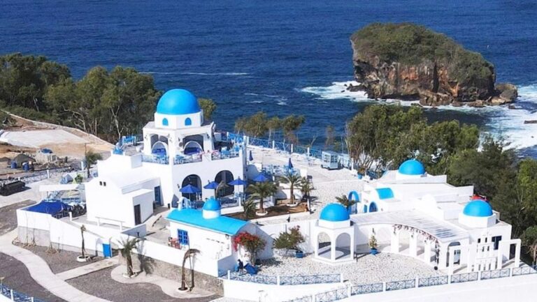 Jungwok Blue Ocean Jogja Surga Tersembunyi di Pesisir Gunungkidul yang Bikin Candu! sumber pikiran-rakyat.com