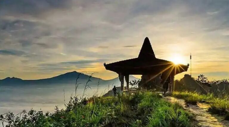 Puncak Suroloyo, Menguak Pesona Mistis dan Keindahan Alam di Atap Menoreh, sumber nagantour.com