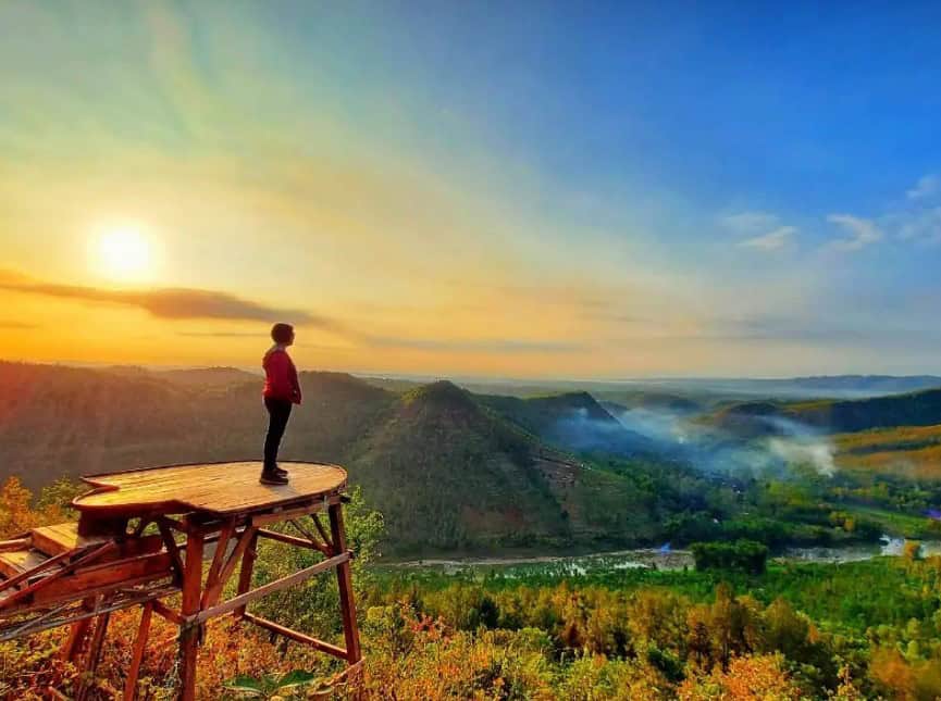 Bukit Panguk Kediwung Jogja, Menikmati Sunrise di Atas Awan, Foto Traveloka