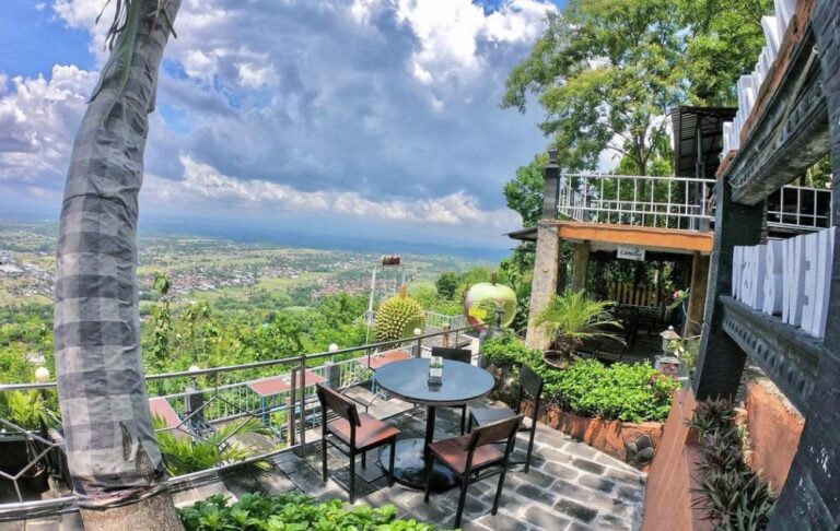 Foto panorama kuliner Jogja instagramable dengan view kota