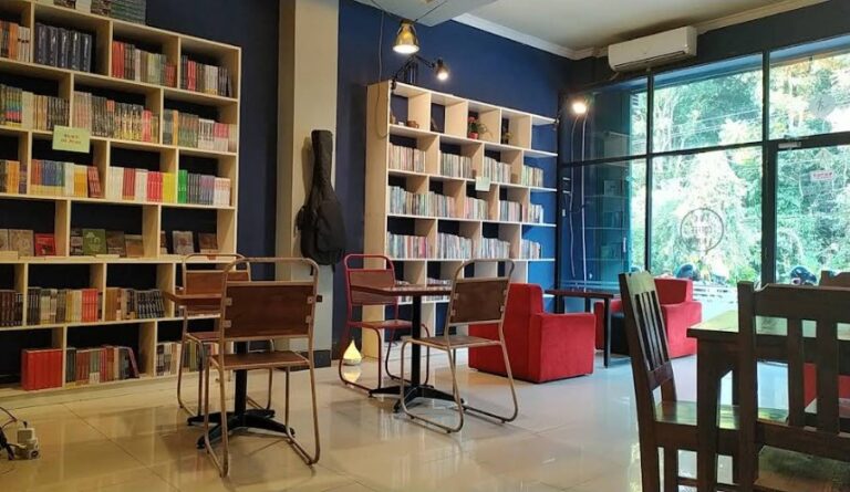 Interior LUK Coffee & Book sebagai spot baca di Jogja dengan rak buku lengkap dan area outdoor