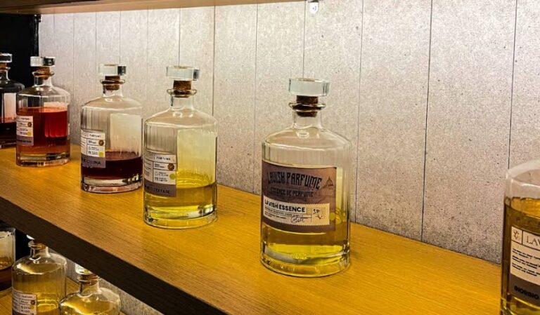 Interior mewah Lavish Parfume Jogja dengan deretan botol parfum refill dan original berkualitas tinggi