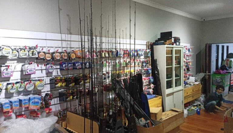 Interior Toko Alat Pancing Speed Fishing Jogja dengan koleksi joran lengkap