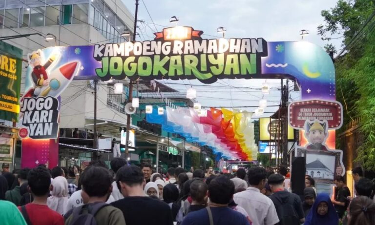 Suasana ramai berburu takjil di Jogja saat Ramadan dengan lampu warna-warni dan pedagang takjil