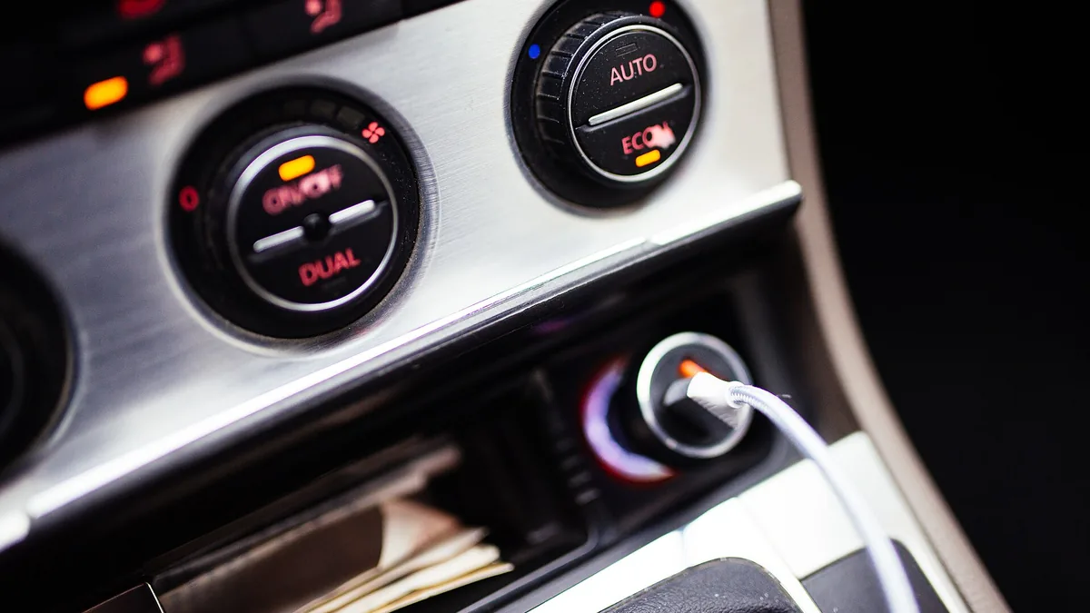 Interior kabin mobil dengan panel kontrol, ilustrasi perawatan audio mobil Interior kabin mobil dengan panel kontrol, ilustrasi perawatan audio mobil